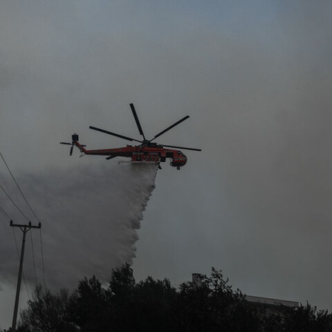 Ελικόπτερο επιχειρεί σε δασική πυρκαγιά