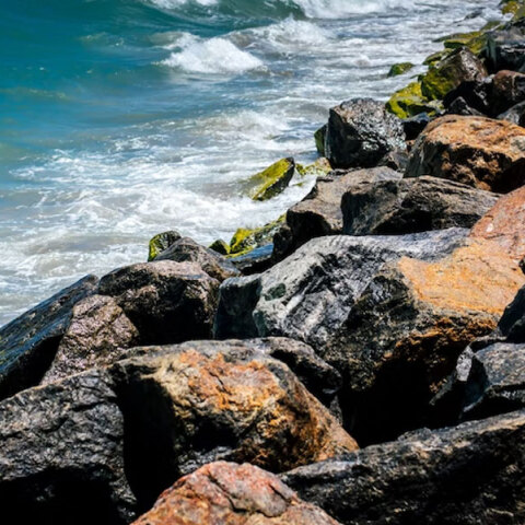 Βράχια σε παραλία