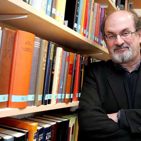 Ο Σαλμάν Ρούσντι είναι ο συγγραφέας του best seller «Σατανικοί Στίχοι»