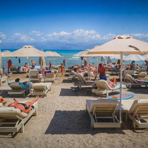 Ξαπλώστρες σε παραλία