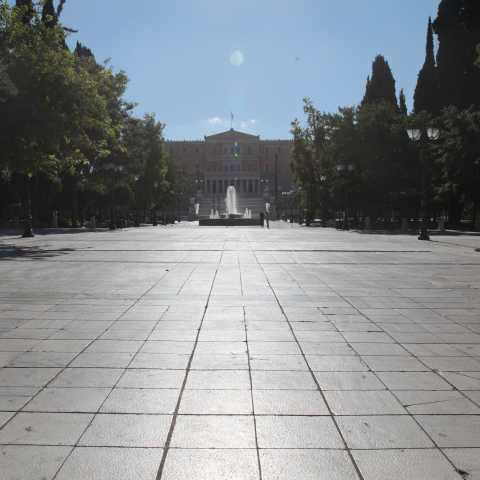 Άδεια και η πλατεία Συντάγματος ανήμερα του Δεκαπενταύγουστου