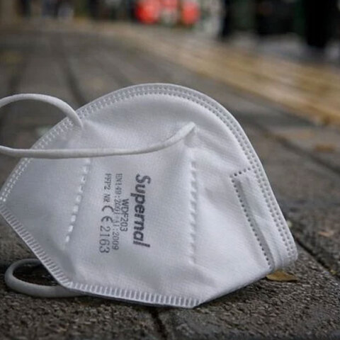 Μάσκα κορωνοϊού πεταμένη στον δρόμο