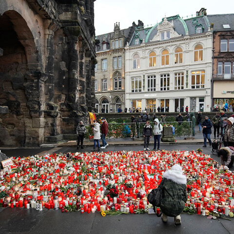 Λουλούδια και αναμένα κεριά για τα θύματα στο Τρίερ της Γερμανίας