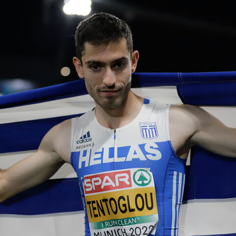 Ο Μίλτος Τεντόγλου με την ελληνική σημαία μετά το χρυσό μετάλλιο στο Μόναχο