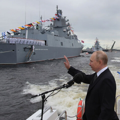 Ο Βλαντίμιρ Πούτιν παρακολουθεί παρέλαση πολεμικών πλοίων στην Αγία Πετρούπολη