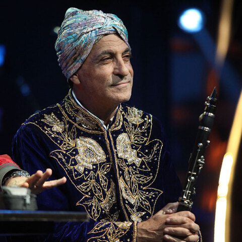 Ο Γιώργος Μάγγας με το κλαρίνο του και το ξεχωριστό του ντύσιμο