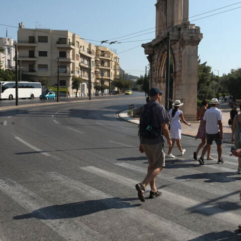 Καύσωνας στην Αττική με τη θερμοκρασία να ανεβαίνει, σύμφωνα με την πρόγνωση ΕΜΥ
