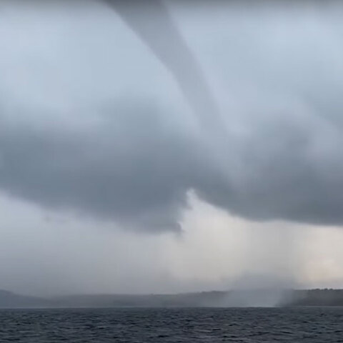 Εντυπωσιακός υδροστρόβιλος στην Κορνουάλη της Αγγλίας