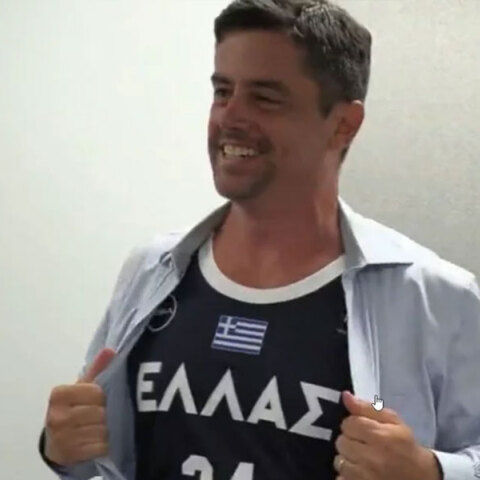 Ο Αμερικανός διπλωμάτης διάλεξε πλευρά στο απίθανο βίντεο της πρεσβείας των ΗΠΑ για τον αγώνα Ελλάδα - Τουρκία στο Ακρόπολις