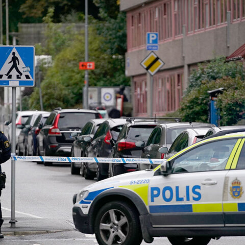 Αστυνομικοί στη Σουηδία έχουν αποκλείσει περιοχή όπου σημειώθηκαν πυροβολισμοί