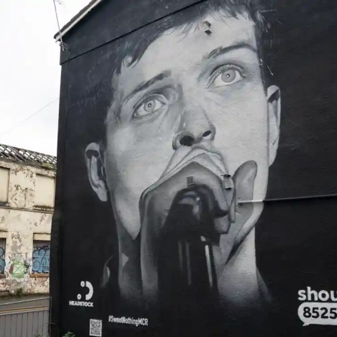 Τοιχογραφία του Ίαν Κέρτις των Joy Division στο Μάντσεστερ καλύφθηκε από διαφήμιση