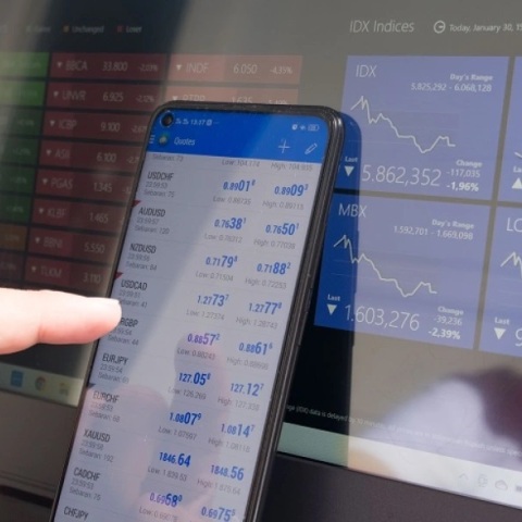 Πιέσεις στις αγορές ομολόγων από τις διαφαινόμενες αυξήσεις επιτοκίων