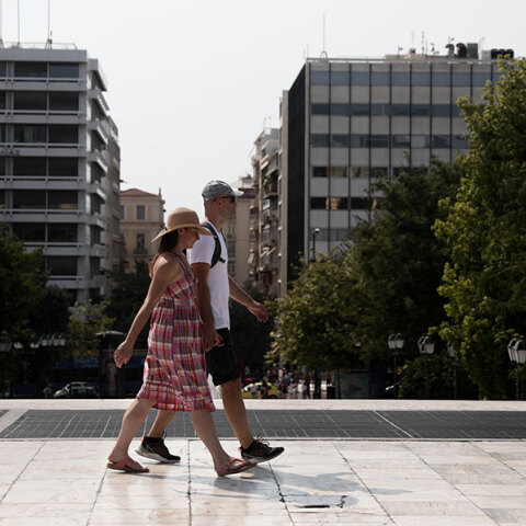 Τουρίστες στην πλατεία Συντάγματος