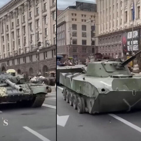 Παρέλαση στο Κίεβο με βομβαρδισμένα ρωσικά τανκς