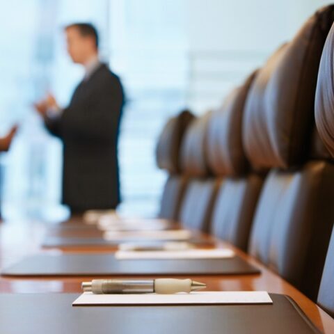 Βρετανία: Ο μισθός των διευθυντών των εισηγμένων εταιρειών είναι 109 φορές μεγαλύτερος από εκείνον του μέσου εργαζόμενου