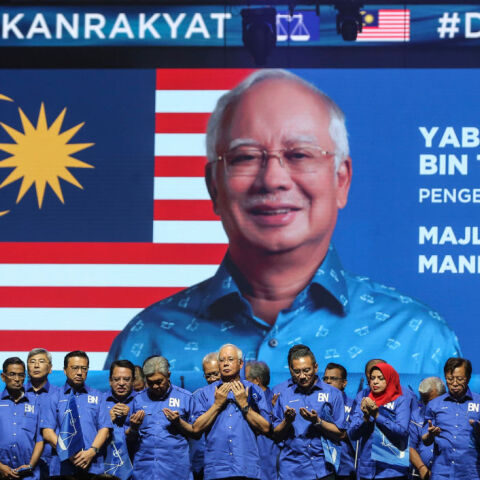  Ο πρώην πρωθυπουργός Νατζίμπ Ραζάκ οδηγήθηκε στη φυλακή μετά την επικύρωση από το ανώτατο δικαστήριο της καταδίκης του για διαφθορά