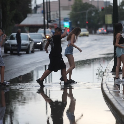 Κακοκαιρία: Έκλεισαν Ποσειδώνος και Βουλιαγμένης