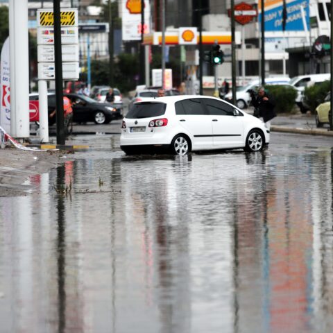 ΚΛΕΙΣΤΗ Η ΚΥΚΛΟΦΟΡΙΑ ΣΤΗΝ ΠΕΙΡΑΙΩΣ ΛΟΓΩ ΤΗΣ ΕΝΤΟΝΗΣ ΒΡΟΧΟΠΤΩΣΗΣ (ΠΑΝΑΓΟΠΟΥΛΟΣ ΓΙΑΝΝΗΣ/EUROKINISSI)