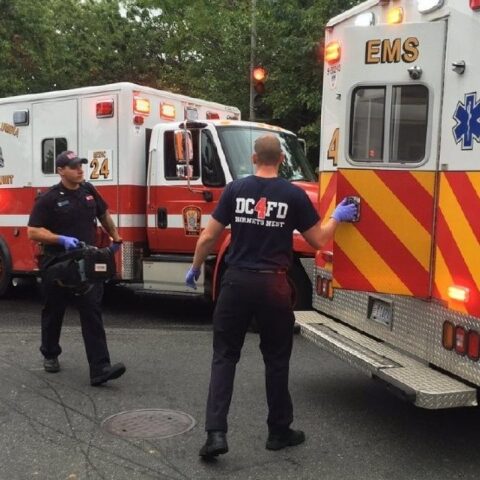 Ασθενοφόρα στην Ουάσινγκτον ετοιμάζονται να μεταφέρουν τραυματίες