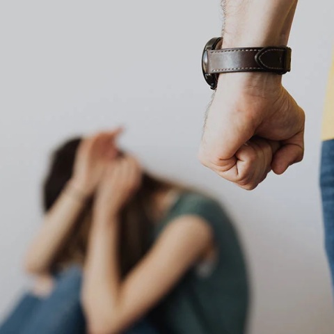 Συνελήφθη 36χρονος που έπιασε τη σύντροφό του από τον λαιμό μέσα σε νοσοκομείο