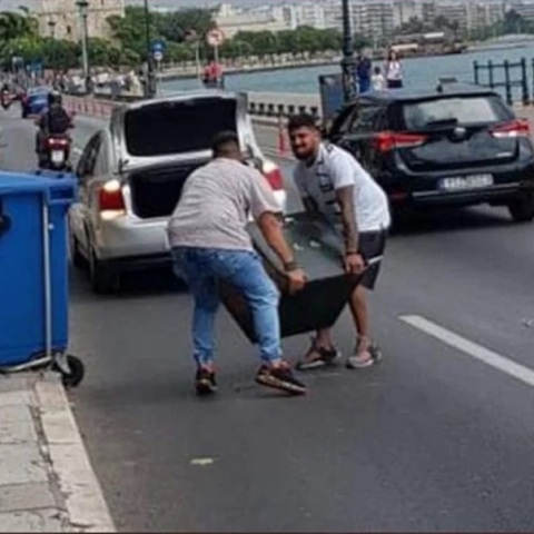 Θεσσαλονίκη: Έκλεψαν χρηματοκιβώτιο και τους έπεσε στον δρόμο