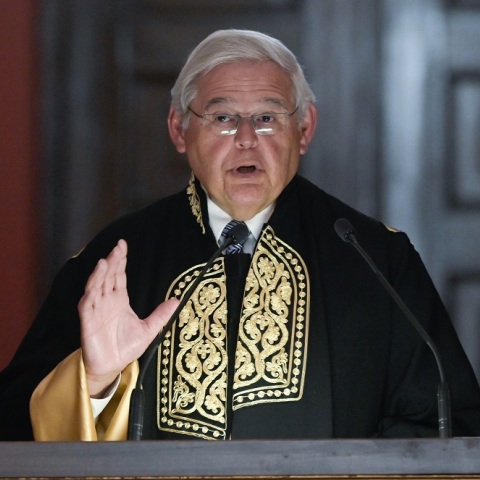 ΑΝΑΓΟΡΕΥΣΗ ΤΟΥ ΓΕΡΟΥΣΙΑΣΤΗ ROBERT MENENDEZ ΣΕ ΕΠΙΤΙΜΟ ΔΙΔΑΚΤΟΡΑ ΤΟΥ ΠΑΝΕΠΙΣΤΗΜΙΟΥ ΑΘΗΝΩΝ