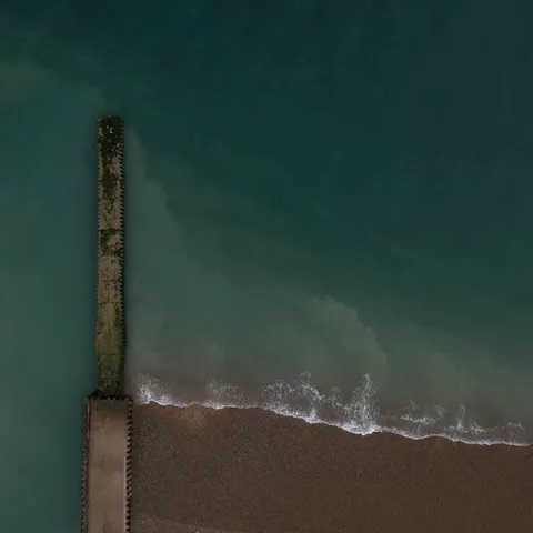 Μια προβλήτα κάτω από την οποία είχαν εκκενωθεί ακατέργαστα λύματα μετά από δυνατή βροχή στις 17 Αυγούστου 2022 στο Σίφορντ της Αγγλίας