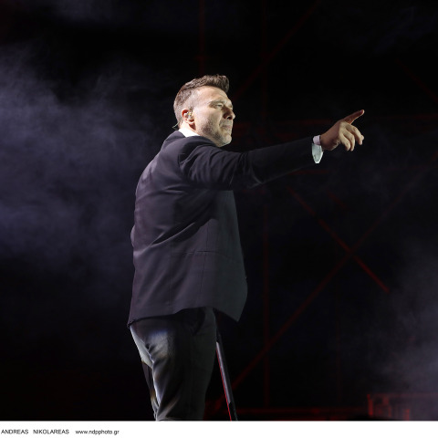 Γιάννης Πλούταρχος: Το βίντεο που τον δείχνει να τραγουδά σε νεαρή κοπέλα με τετραπληγία