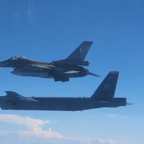 ΑΠΟΣΤΟΛΗ ΣΥΝΟΔΕΙΑΣ ΚΑΙ ΣΥΝΕΚΠΑΙΔΕΥΣΗ ΕΝΟΠΛΩΝ ΔΥΝΑΜΕΩΝ ΜΕ ΑΕΡΟΣΚΑΦΗ B-52 ΤΩΝ ΗΠΑ ΚΑΙ ΜΑΧΗΤΙΚΑ ΑΕΡΟΣΚΑΦΗ EUROFIGHTER TYPHOON ΤΗΣ ΙΤΑΛΙΑΣ 