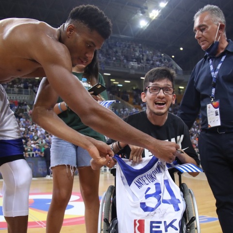 O Αντετοκούνμπο χάρισε τη φανέλα του σε παιδί με κινητικά προβλήματα