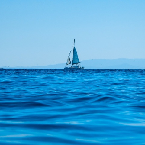 Σύγκρουση ιστιοφόρου με θαλαμηγό στην Υδρούσα με έναν τραυματία