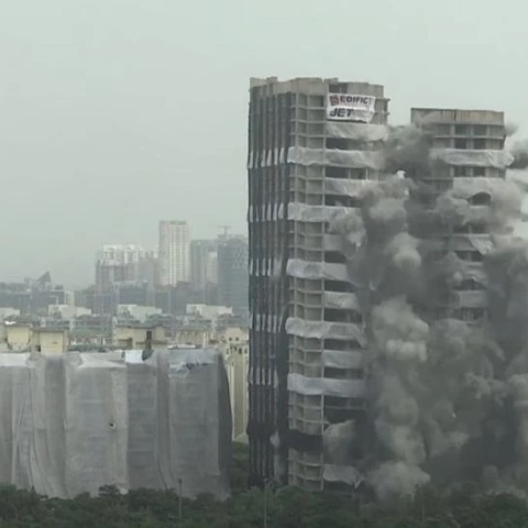 Ινδία: Δείτε βίντεο τη στιγμή που δύο ουρανοξύστες 103 μέτρων γκρεμίζονται