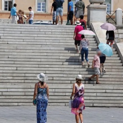 Ηλιοφάνεια αλλά και τοπικές βροχές την Τρίτη