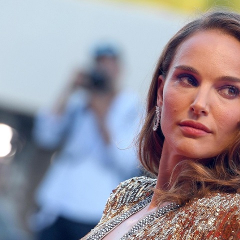 Σταμάτησαν τα γυρίσματα της σειράς της Νάταλι Πόρτμαν - Εισέβαλαν ένοπλοι 