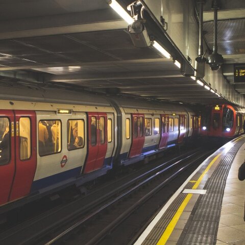 «Γιαγιά - Superwoman» παρεμβαίνει σε καβγά στο μετρό του Λονδίνου (βίντεο)