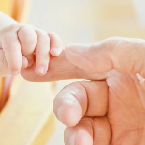 «Το νοσοκομείο δεν μας δίνει το νεογέννητο μωρό μας», καταγγέλλει ζευγάρι