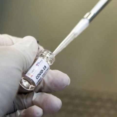 Ο ΕΜΑ εγκρίνει τα εμβόλια των Pfizer και Moderna κατά της Όμικρον