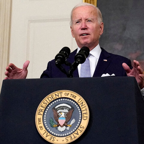 Ο πρόεδρος Τζο Μπάιντεν καταφέρεται, με ασυνήθιστη σφοδρότητα, εναντίον του «εξτρεμισμού» του Ντόναλντ Τραμπ και των οπαδών του