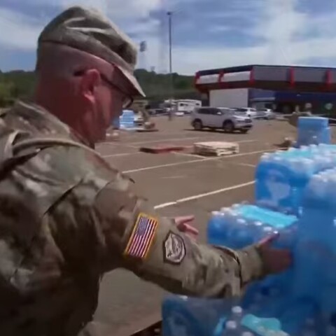 Στρατιώτης μεταφέρει μπουκάλια με νερό στο Τζάκσον
