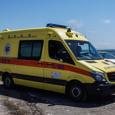 Ασθενοφόρο του ΕΚΑΒ στο λιμάνι της Πρέβεζας