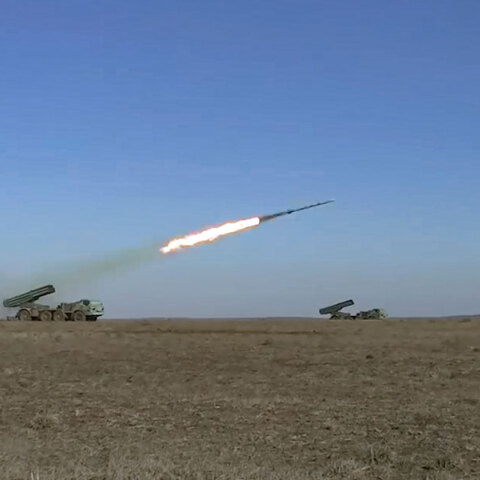 Ρωσικό όχημα εκτοξεύει πύραυλο στην Κριμαία