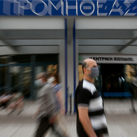 Πολίτες με μάσκα έξω από το εμβολιαστικό κέντρο «Προμηθέας» στο Μαρούσι