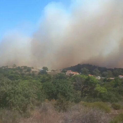 Η φωτιά στα Κύθηρα έφθασε κοντά σε σπίτια