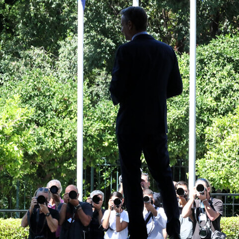 Ο πρωθυπουργός Κυριάκος Μητσοτάκης στην είσοδο του Μεγάρου Μαξίμου