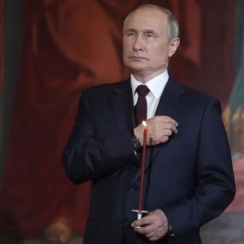 Ο Βλαντίμιρ Πούτιν κάνει τον σταυρό του μέσα σε εκκλησία στη Μόσχα 