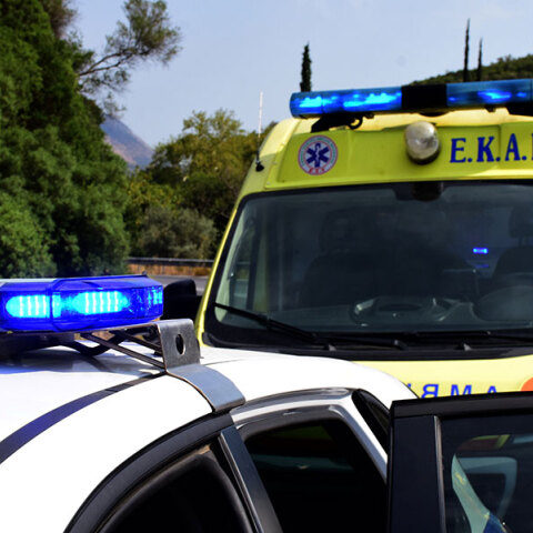 Ασθενοφόρο του ΕΚΑΒ και περιπολικό της Αστυνομίας