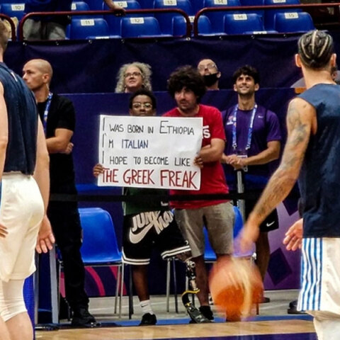 Παιδάκι κρατά πλακάτ για τον Γιάννη Αντετοκούνμπο στο Eurobasket 2022 στον αγώνα με την Ουκρανία