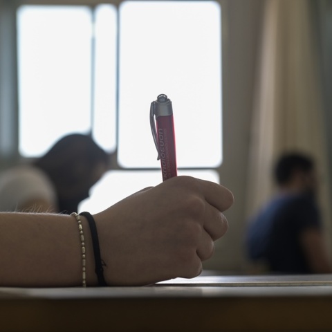 Πανελλήνιες 2023: Υποψήφιος κρατά το στιλό και γράφει