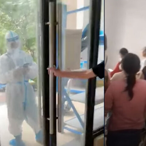 Κάτοικοι στην πόλη Τσενγκντού της Κίνας μπροστά σε κλειδωμένες πόρτες λόγω lockdown