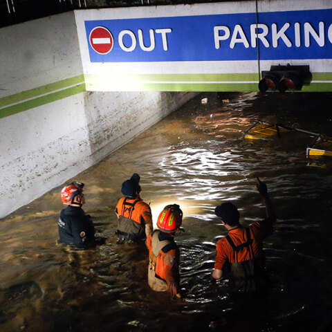 Διασώστες στη Νότια Κορέα μπροστά στο πλημμυρισμένο πάρκινγκ